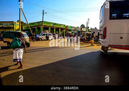 17. Februar 2024, Siaya, KENIA: Autofahrer fahren an den belebten Straßen der Provinz Kodiaga in Nyanza Kenia vorbei. GEM ist ein Wahlkreis in Kenia. Es ist einer von sechs Wahlkreisen im Siaya County. Der Wahlkreis wurde für die Wahlen 1963 eingerichtet. Sie hat 179.792 Einwohner, basierend auf dem Volkszählungsbericht von 2019, und ihr derzeitiges Mitglied der Nationalversammlung ist Hon. Elisha Ochieng' Odhiambo von der Orange Democratic Movement (ODM) Partei. (Bild: © Donwilson Odhiambo/ZUMA Press Wire) Stockfoto