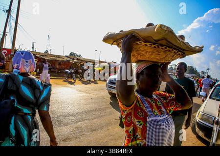 17. Februar 2024, Siaya, KENIA: Straßenverkäufer verkaufen Lebensmittel an Passagiere eines Busses in der Provinz Kodiaga in Kenia. GEM ist ein Wahlkreis in Kenia. Es ist einer von sechs Wahlkreisen im Siaya County. Der Wahlkreis wurde für die Wahlen 1963 eingerichtet. Sie hat 179.792 Einwohner, basierend auf dem Volkszählungsbericht von 2019, und ihr derzeitiges Mitglied der Nationalversammlung ist Hon. Elisha Ochieng' Odhiambo von der Orange Democratic Movement (ODM) Partei. (Bild: © Donwilson Odhiambo/ZUMA Press Wire) Stockfoto