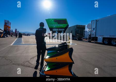 Die Crew von Juncos Hollinger Racing Chevrolet bereitet ihre Rennwagen für die erste Thermal Club $1 Million Challenge im Thermal Club in Thermal CA vor (Bild: © Grindstone Media Group/Aspinc/Wa/CSM via ZUMA Press Wire) Stockfoto