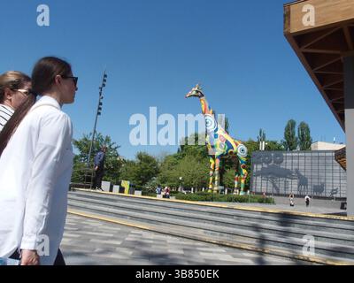 3. Mai 2024, Kiew, Ukraine, Ukraine: Eintritt in den Kiewer Zoo mit einer großen bunten Giraffe davor...der Kiewer Zoo ist der einzige Zoo im Zentrum von Kiew und wurde beschossen und überlebte die Hauptangriffe auf die Stadt im Jahr 2022. Im Juli 2024 ereignete sich in Kiew weitere Bombenangriffe, die glücklicherweise nicht im Zoo stattfanden. (Kreditbild: © Bianca Otero/ZUMA Press Wire) Stockfoto