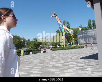 3. Mai 2024, Kiew, Ukraine, Ukraine: Eintritt in den Kiewer Zoo mit einer großen bunten Giraffe davor...der Kiewer Zoo ist der einzige Zoo im Zentrum von Kiew und wurde beschossen und überlebte die Hauptangriffe auf die Stadt im Jahr 2022. Im Juli 2024 ereignete sich in Kiew weitere Bombenangriffe, die glücklicherweise nicht im Zoo stattfanden. (Kreditbild: © Bianca Otero/ZUMA Press Wire) Stockfoto