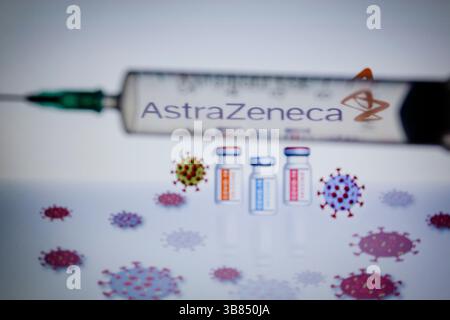 7. Mai 2024, Asuncion, Paraguay: Eine medizinische Spritze ist vor dem AstraZeneca Logo zu sehen, visuelle Darstellung des Virus und der Durchstechflaschen. AstraZeneca zieht seinen COVID-19-Impfstoff weltweit zurück, berichtete der Telegraph am Dienstag. Der Impfstoff kann in der Europäischen Union nicht mehr verwendet werden, nachdem das Unternehmen freiwillig seine "'Genehmigung für das Inverkehrbringen" widerrufen hat, heißt es in dem Bericht und fügte hinzu, dass " der Antrag auf Rücknahme des Impfstoffs am 5. März gestellt wurde und am Dienstag in Kraft trat." „Ähnliche Anträge werden in den kommenden Monaten im Vereinigten Königreich und in anderen Ländern gestellt, die den Impfstoff zugelassen haben, k Stockfoto