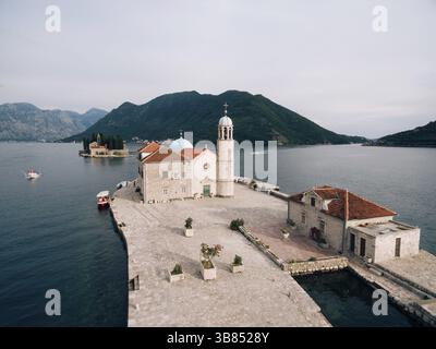 Aus der Vogelperspektive auf die Kirche und die Nebengebäude auf der Insel Gospa od Skrpjela. Stockfoto