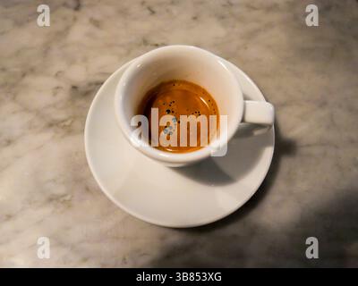 Ein wunderbar duftender Espresso in einem Café in Parma. Parma ist eine wunderbare Stadt in Norditalien. Stockfoto