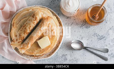 Stapel von traditionellen russischen Pfannkuchen Blini auf grauem Hintergrund mit Kopierraum. Hausgemachte russische dünne Pfannkuchen Blini. Russische Küche, russische Küche. T Stockfoto