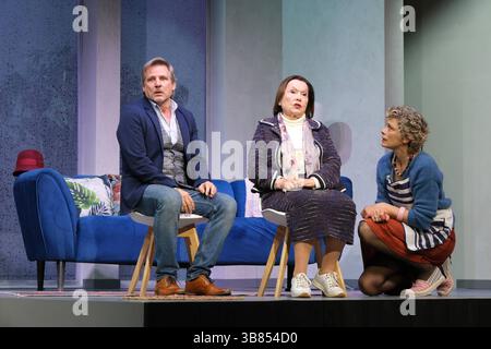Rene Steinke, Herma Koehn und Anna Schäfer in der Komödie Kröten in Not, Fotoprobe in der Komödie Winterhuder Fährhaus, Hamburg 7,5.2025, eine chaotische Komödie über brandaktuelle Themen und den Mikrokosmos Familie, der trotz allem der schönste Ort der Welt ist *** Rene Steinke, Herma Koehn und Anna Schäfer in der Komödie Kröten in Not 2025, Fotoprobe bei der Komödie Winterhuder Fährhaus, 7. das trotz allem der schönste Ort der Welt ist Stockfoto