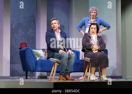 Rene Steinke, Herma Koehn und Anna Schäfer in der Komödie Kröten in Not, Fotoprobe in der Komödie Winterhuder Fährhaus, Hamburg 7,5.2025, eine chaotische Komödie über brandaktuelle Themen und den Mikrokosmos Familie, der trotz allem der schönste Ort der Welt ist *** Rene Steinke, Herma Koehn und Anna Schäfer in der Komödie Kröten in Not 2025, Fotoprobe bei der Komödie Winterhuder Fährhaus, 7. das trotz allem der schönste Ort der Welt ist Stockfoto