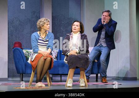 Anna Schäfer, Herma Koehn und Rene Steinke in der Komödie Kröten in Not, Fotoprobe in der Komödie Winterhuder Fährhaus, Hamburg 7,5.2025, eine chaotische Komödie über brandaktuelle Themen und den Mikrokosmos Familie, der trotz allem der schönste Ort der Welt ist *** Anna Schäfer, Herma Koehn und Rene Steinke in der Komödie Kröten in Not 2025, Fotoprobe bei der Komödie Winterhuder Fährhaus, 7. das trotz allem der schönste Ort der Welt ist Stockfoto