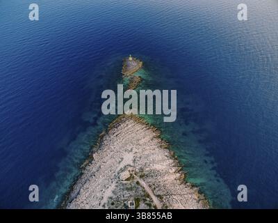 Aus der Vogelperspektive auf eine kleine Insel vor dem kap Punta Planca. Stockfoto