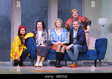 Nica Heru, Herma Koehn, Anna Schäfer, Rene Steinke und Cem Lukas Yeginer in der Komödie Kröten in Not, Fotoprobe in der Komödie Winterhuder Fährhaus, Hamburg 7,5.2025, eine chaotische Komödie über brandaktuelle Themen und den Mikrokosmos Familie, der trotz allem der schönste Ort der Welt ist *** Nica Heru, Herma Koehn, Anna Schäfer, Rene Steinke und Cem Lukas Yegöhr 7 2025. eine chaotische Komödie über aktuelle Themen und den Mikrokosmos der Familie, die trotz allem der schönste Ort in der ist Stockfoto
