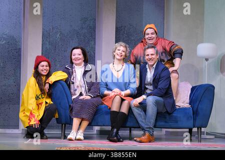 Nica Heru, Herma Koehn, Anna Schäfer, Rene Steinke und Cem Lukas Yeginer in der Komödie Kröten in Not, Fotoprobe in der Komödie Winterhuder Fährhaus, Hamburg 7,5.2025, eine chaotische Komödie über brandaktuelle Themen und den Mikrokosmos Familie, der trotz allem der schönste Ort der Welt ist *** Nica Heru, Herma Koehn, Anna Schäfer, Rene Steinke und Cem Lukas Yegöhr 7 2025. eine chaotische Komödie über aktuelle Themen und den Mikrokosmos der Familie, die trotz allem der schönste Ort in der ist Stockfoto
