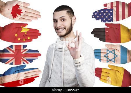 Junger Mann und viele Hände mit verschiedenen Länderflaggen auf sie isoliert auf weiss gemalt Stockfoto
