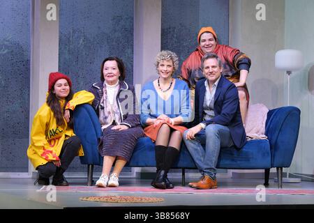 Nica Heru, Herma Koehn, Anna Schäfer, Rene Steinke und Cem Lukas Yeginer in der Komödie Kröten in Not, Fotoprobe in der Komödie Winterhuder Fährhaus, Hamburg 7,5.2025, eine chaotische Komödie über brandaktuelle Themen und den Mikrokosmos Familie, der trotz allem der schönste Ort der Welt ist *** Nica Heru, Herma Koehn, Anna Schäfer, Rene Steinke und Cem Lukas Yegöhr 7 2025. eine chaotische Komödie über aktuelle Themen und den Mikrokosmos der Familie, die trotz allem der schönste Ort in der ist Stockfoto