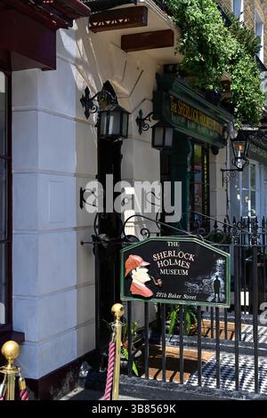 LONDON, Großbritannien - 29. APRIL 2025: Schild über dem Sherlock Holmes Museum in der Baker Street, Marylebone Stockfoto