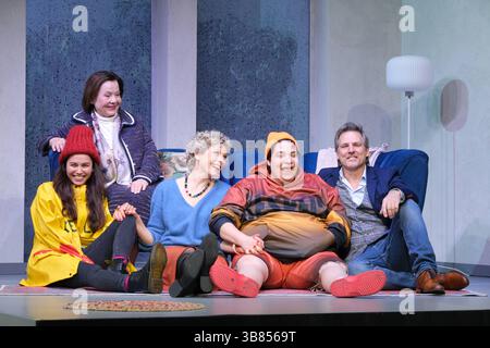 Nica Heru, Herma Koehn, Anna Schäfer, Cem Lukas Yeginer und Rene Steinke in der Komödie Kröten in Not, Fotoprobe in der Komödie Winterhuder Fährhaus, Hamburg 7,5.2025, eine chaotische Komödie über brandaktuelle Themen und den Mikrokosmos Familie, der trotz allem der schönste Ort der Welt ist *** Nica Heru, Herma Koehn, Anna Schäfer, Cem Lukas Yeginer und Rene Fährhaus 7 2025 eine chaotische Komödie über aktuelle Themen und den Mikrokosmos der Familie, die trotz allem der schönste Ort in der ist Stockfoto