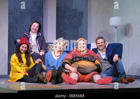 Nica Heru, Herma Koehn, Anna Schäfer, Cem Lukas Yeginer und Rene Steinke in der Komödie Kröten in Not, Fotoprobe in der Komödie Winterhuder Fährhaus, Hamburg 7,5.2025, eine chaotische Komödie über brandaktuelle Themen und den Mikrokosmos Familie, der trotz allem der schönste Ort der Welt ist *** Nica Heru, Herma Koehn, Anna Schäfer, Cem Lukas Yeginer und Rene Fährhaus 7 2025 eine chaotische Komödie über aktuelle Themen und den Mikrokosmos der Familie, die trotz allem der schönste Ort in der ist Stockfoto