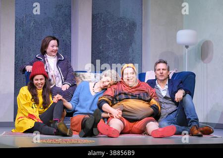 Nica Heru, Herma Koehn, Anna Schäfer, Cem Lukas Yeginer und Rene Steinke in der Komödie Kröten in Not, Fotoprobe in der Komödie Winterhuder Fährhaus, Hamburg 7,5.2025, eine chaotische Komödie über brandaktuelle Themen und den Mikrokosmos Familie, der trotz allem der schönste Ort der Welt ist *** Nica Heru, Herma Koehn, Anna Schäfer, Cem Lukas Yeginer und Rene Fährhaus 7 2025 eine chaotische Komödie über aktuelle Themen und den Mikrokosmos der Familie, die trotz allem der schönste Ort in der ist Stockfoto