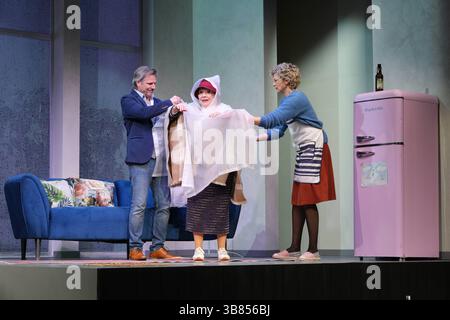Rene Steinke, Herma Koehn und Anna Schäfer in der Komödie Kröten in Not, Fotoprobe in der Komödie Winterhuder Fährhaus, Hamburg 7,5.2025, eine chaotische Komödie über brandaktuelle Themen und den Mikrokosmos Familie, der trotz allem der schönste Ort der Welt ist *** Rene Steinke, Herma Koehn und Anna Schäfer in der Komödie Kröten in Not 2025, Fotoprobe bei der Komödie Winterhuder Fährhaus, 7. das trotz allem der schönste Ort der Welt ist Stockfoto
