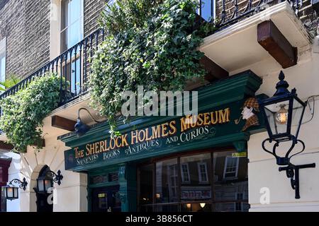LONDON, Großbritannien - 29. APRIL 2025: Schild über dem Sherlock Holmes Museum in der Baker Street, Marylebone Stockfoto