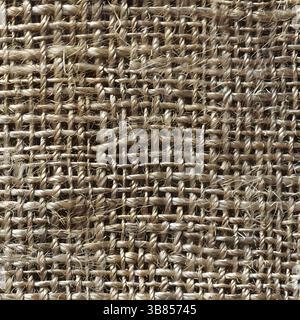 Eine Nahaufnahme eines braunen rechteckigen Stücks Sackleinen mit einem Körbchenmuster. Der Stoff ist beige und ähnelt einer Korbstruktur aus Wolle Stockfoto
