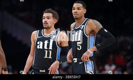 24. Juni 2024: Trae Young (11) und Dejounte Murray (5) der Atlanta Hawks (5) sprechen in der State Farm Arena am Montag, 12. Februar 2024 in Atlanta in einer Spielpause gegen die Chicago Bulls. (Foto: © Jason Getz/The Atlanta Journal-Constitution via ZUMA Press Wire) Stockfoto