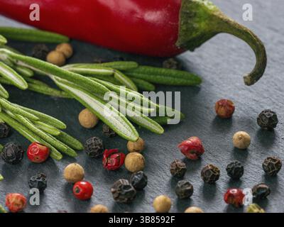 Kräuter und Gewürze über Schiefer Hintergrund. Top View oder flach. Essen Hintergrund Stockfoto