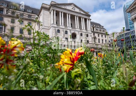 London, Großbritannien. 7. Mai 2025. Eine allgemeine Sicht der Bank of England in der City of London. Es wird erwartet, dass der Ausschuss für Geldpolitik die Zinsen morgen um 25 Basispunkte auf 4,25 % senken wird, aber die Ankündigung ist um 12.02 Uhr, zwei Minuten später als die übliche Ankündigungszeit, fällig, um ein zweiminütiges Schweigen zum Gedenken an den Tag des Sieges in Europa abzugeben. Ein Teil der Gründe für die Senkung der Zinsen ist die Reaktion auf die von Präsident Donald Trump angekündigten Zölle. Quelle: Stephen Chung / Alamy Live News Stockfoto