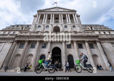 London, Großbritannien. 7. Mai 2025. Die Leute passieren die Bank of England in der City of London. Es wird erwartet, dass der Ausschuss für Geldpolitik die Zinsen morgen um 25 Basispunkte auf 4,25 % senken wird, aber die Ankündigung ist um 12.02 Uhr, zwei Minuten später als die übliche Ankündigungszeit, fällig, um ein zweiminütiges Schweigen zum Gedenken an den Tag des Sieges in Europa abzugeben. Ein Teil der Gründe für die Senkung der Zinsen ist die Reaktion auf die von Präsident Donald Trump angekündigten Zölle. Quelle: Stephen Chung / Alamy Live News Stockfoto