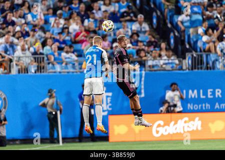 3. Juli 2024, Charlotte, North Carolina, USA: 3. Juli, 2024, Charlotte, North Carolina, USA: Charlotte FC-Verteidiger Jere Uronen (21) und Inter Miami-Verteidiger Marcelo Weigandt (57). Inter Miami CF besiegt Charlotte FC mit 2:1 im Bank of America Stadium in Charlotte, North Carolina. (Bild: © Jason Walle/ZUMA Press Wire) Stockfoto
