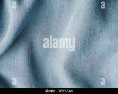 Moderne weiche Jeans Bluse Textur Nahaufnahme. Lyocell oder tencel Muster - Moderne natürliche Zellulose Stoff blau Denim Farbe. Kann für Design oder Text verwendet werden. C Stockfoto