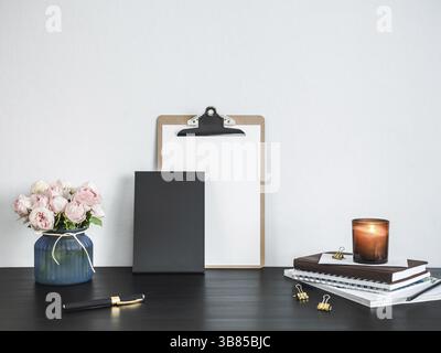 Leere Tafel auf dem Tisch. Home Office-Konzept oder Modell. Schwarzes Brett-Modell im Hochformat, Kopierraum für Text Stockfoto