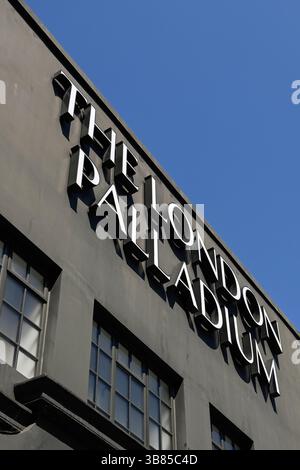 LONDON, Großbritannien - 29. APRIL 2025: Außenansicht des London Palladium Theatre mit Schild Stockfoto
