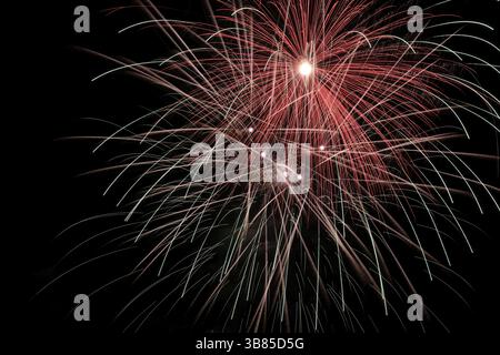 Wunderschönes buntes Feuerwerk am schwarzen Himmel Stockfoto
