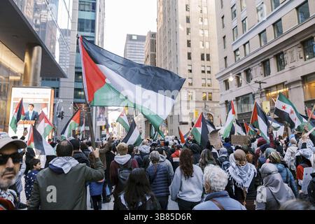 Toronto, Kanada - 28. Oktober 2023: Anti-Kriegs-marsch von Palästinensern in Toronto gegen Israels Aggression im Gazastreifen. Der friedliche Protest der Stadt gegen Isra Stockfoto