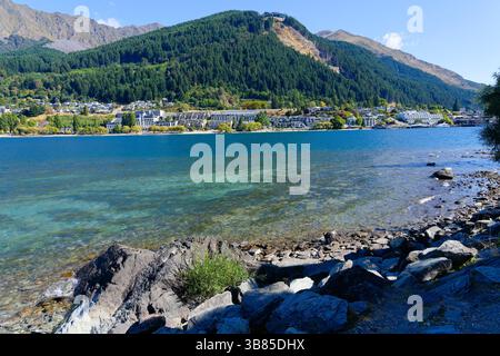 Über das klare Wasser des Lake Wakatipu im Queenstown Park nach Queenstown und Ben Lomond Reserve. Stockfoto