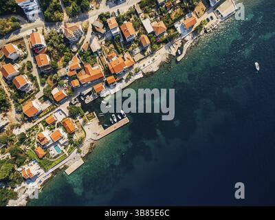 Luftaufnahmen von der Drohne - Villen, Häuser und Hotels am Strand in Montenegro, an der Adria. Stockfoto