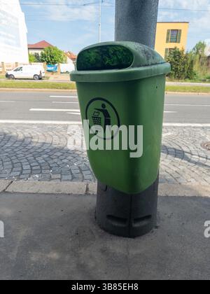 Umweltfreundlicher öffentlicher Müll kann eine angemessene Abfallentsorgung auf der Straße in der Stadt fördern Stockfoto