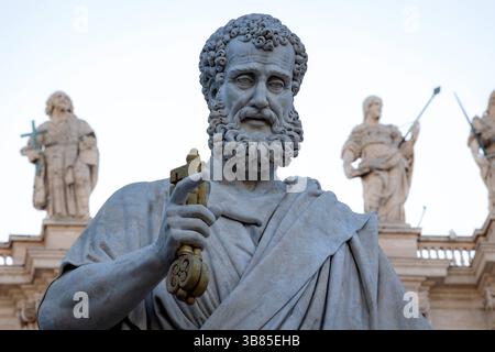 Petersstatue vor dem Petersdom die monumentale Petersstatue auf dem Petersplatz im Vatikan. Im Hintergrund die Fassade des Petersdoms. Rom Rom RM Italien Urheberrecht: XGennaroxLeonardix Stockfoto