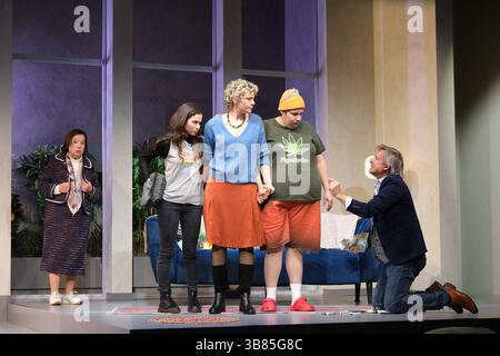 Herma Koehn, Nica Heru, Anna Schäfer, Cem Lukas Yeginer und Rene Steinke in der Komödie Kröten in Not, Fotoprobe in der Komödie Winterhuder Fährhaus, Hamburg 7,5.2025, eine chaotische Komödie über brandaktuelle Themen und den Mikrokosmos Familie, der trotz allem der schönste Ort der Welt ist *** Herma Koehn, Nica Heru, Anna Schäfer, Cem Lukas Yeginer und Rene Fährhaus 7 2025 eine chaotische Komödie über aktuelle Themen und den Mikrokosmos der Familie, die trotz allem der schönste Ort in der ist Stockfoto