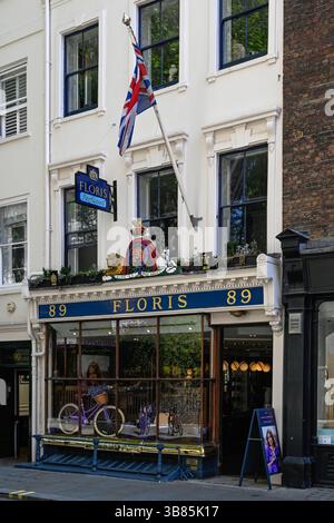 LONDON, Großbritannien - 29. APRIL 2025: Außenansicht des Parfümgeschäfts Floris in der Jermyn Street in Mayfair Stockfoto