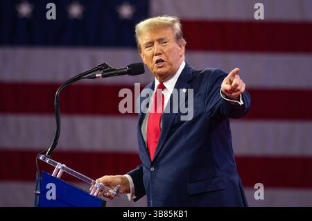 24. Februar 2024, Oxon Hill, Maryland, USA: Der ehemalige US-Präsident DONALD J TRUMP hält eine Rede auf der Konservativen Politischen Aktionskonferenz 2024 in National Harbor, Maryland. (Kreditbild: © Ron Sachs/CNP via ZUMA Press Wire) Stockfoto