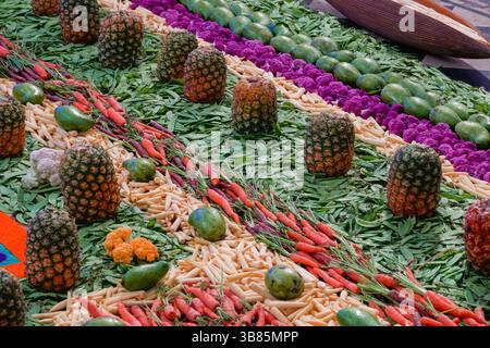 20. März 2024, Antigua, Guatemala: Eine Detailansicht der Alfombra aus farbigem Sägemehl, Blumen und Früchten, die in der San Francisco el Grande Kirche während einer Velaciones oder heiligen Mahnwache zur Vorbereitung der heiligen Woche am 20. März 2024 in Antigua, Guatemala gebaut wurde. Die opulenten Prozessionen, detailgetreuen Alfombras und jahrhundertealten Traditionen ziehen mehr als 1 Million Menschen in die alte Hauptstadt. (Bild: © Richard Ellis/ZUMA Press Wire) Stockfoto