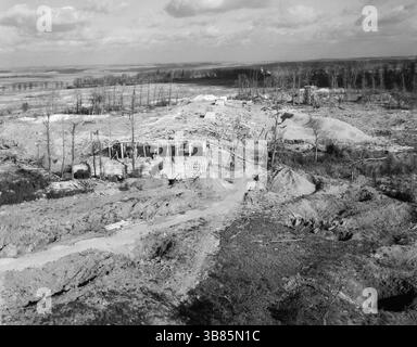 Schräge Luftaufnahme auf niedrigem Niveau, die die schwer bombardierte Bombenanlage und den Abschussbunker in Siracourt, Frankreich, zeigt, das Ziel einer Reihe von Angriffen des Bomber Command und der USAAF im Juni 1944. Der letzte Angriff auf das Gelände erfolgte am Nachmittag des 25. Juni 1944 durch 17 Avro Lancaster der No. 617 Squadron RAF. Stockfoto