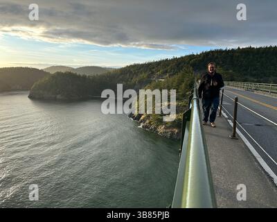 17. Juni 2024, Whidbey Island, Washington, USA: Bridge over Deception Pass. Whidbey Island, Bundesstaat Washington, Woche vom 16. Juni 2024. Whidbey Island liegt im Puget Sound, nördlich von Seattle, Washington. Das zerklüftete Gelände von islandÃs erstreckt sich über Strände, Hügel und Ackerland. An der Nordwestspitze bietet der Deception Pass State Park Ausblicke auf die Klippen, Waldwege und Süßwasserseen. (Kreditbild: © Karen Focht/ZUMA Press Wire) Stockfoto
