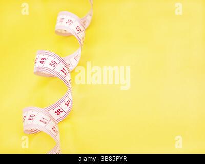 Rot und Weiß Maßband auf gelbem Hintergrund Stockfoto