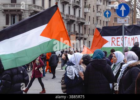 10. Januar 2018, Mailand, Mailand, Italien: Auf der nationalen Kundgebung, um genug über den Völkermord am palästinensischen Volk zu sagen, schwenkt eine Gruppe Mädchen die palästinensische Flagge, mit einem riesigen Banner im Hintergrund mit der Aufschrift „Let's Stay human“ (Foto: © Rachele Cipollini/ZUMA Press Wire) Stockfoto