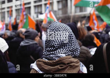 10. Januar 2018, Mailand, Mailand, Italien: Während der nationalen Demonstration, die organisiert wurde, um genug zum Völkermord am palästinensischen Volk zu sagen, läuft eine Teilnehmerin durch die Menge mit dem Kopf bedeckt von der Keffiyeh (Foto: © Rachele Cipollini/ZUMA Press Wire) Stockfoto