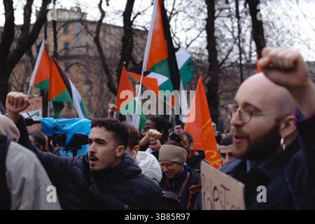 10. Januar 2018, Mailand, Mailand, Italien: Während der nationalen Demonstration, die organisiert wurde, um genug zum Völkermord am palästinensischen Volk zu sagen, erheben einige Teilnehmer ihre Fäuste aus Protest (Credit Image: © Rachele Cipollini/ZUMA Press Wire) Stockfoto