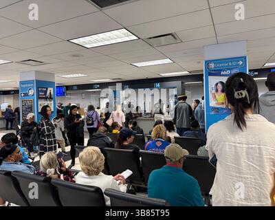 7. Mai 2025, New York City, New York: (Neu) Real ID Deadline für inländische Reisende in den usa beginnt heute am 7. Mai. 7. Mai 2025, New york, usa: Für Reisende in den usa beginnt heute der echte Ausweis, der ein staatlich konformer dmv-Führerschein, eine Lernerlaubnis oder einen nicht-Fahrer-Ausweis ist, der für einen Inlandsflug (innerhalb der USA) erforderlich ist. Der Real ID Act von 2005 ist ein Kongressakt, der Anforderungen festlegt, die von us-Staaten und -Territorien ausgestellte Führerscheine und Personalausweise erfüllen müssen, um für den Zugang zu Einrichtungen der Bundesregierung, Kernkraftwerken, A akzeptiert zu werden Stockfoto