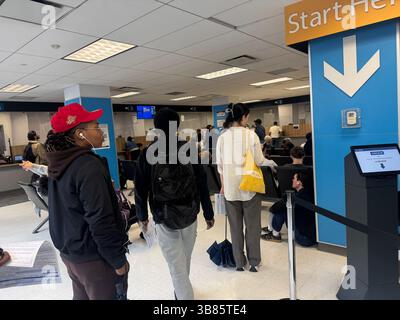 7. Mai 2025, New York City, New York: (Neu) Real ID Deadline für inländische Reisende in den usa beginnt heute am 7. Mai. 7. Mai 2025, New york, usa: Für Reisende in den usa beginnt heute der echte Ausweis, der ein staatlich konformer dmv-Führerschein, eine Lernerlaubnis oder einen nicht-Fahrer-Ausweis ist, der für einen Inlandsflug (innerhalb der USA) erforderlich ist. Der Real ID Act von 2005 ist ein Kongressakt, der Anforderungen festlegt, die von us-Staaten und -Territorien ausgestellte Führerscheine und Personalausweise erfüllen müssen, um für den Zugang zu Einrichtungen der Bundesregierung, Kernkraftwerken, A akzeptiert zu werden Stockfoto